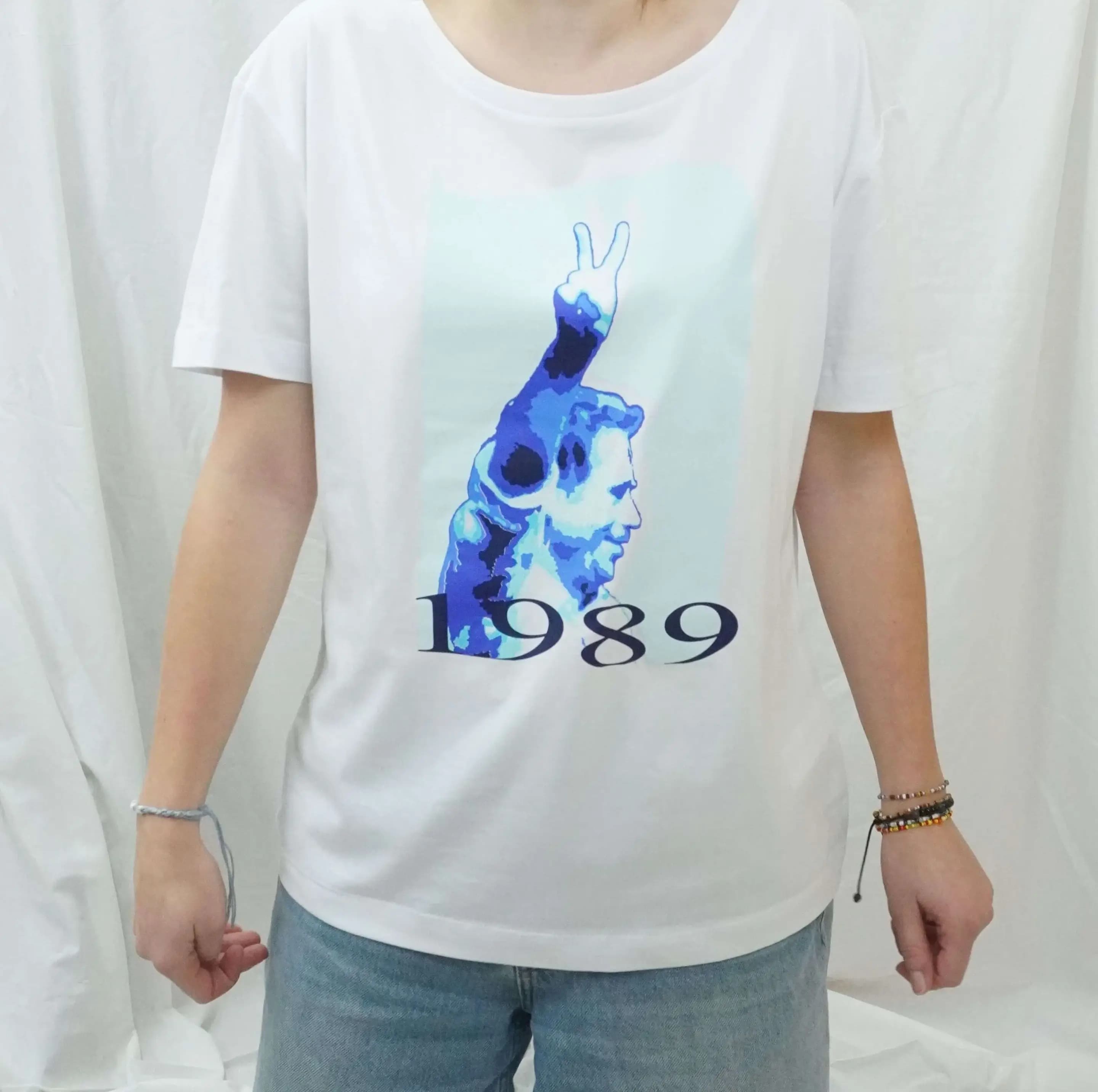White T-shirt with a blue Václav Havel portrait and the year 1989, shown on a model.